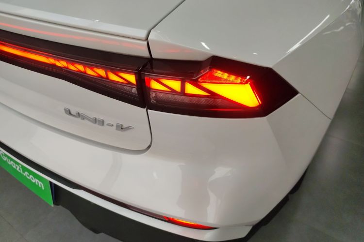 长安UNI-V 2024款 1.5T 尊贵型车身外观9