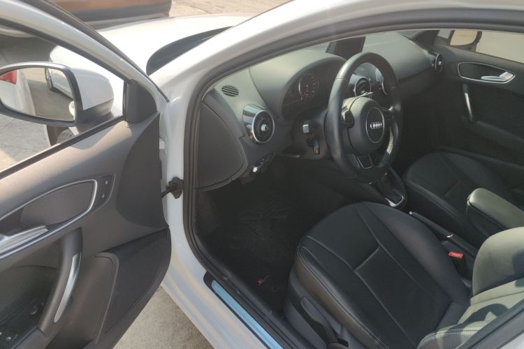 奥迪A1 2014款 30 TFSI Sportback舒适型中控内饰7003