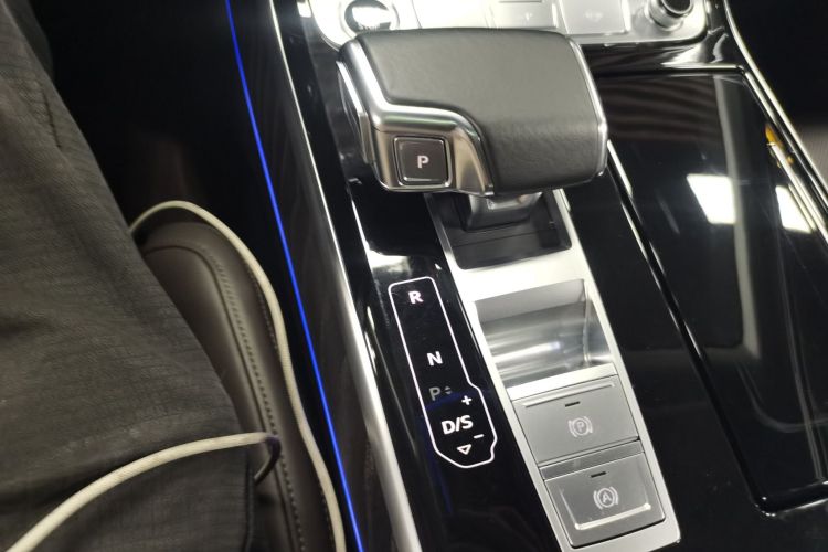 奥迪A8 2021款 A8L 50 TFSI quattro 舒适型中控内饰18