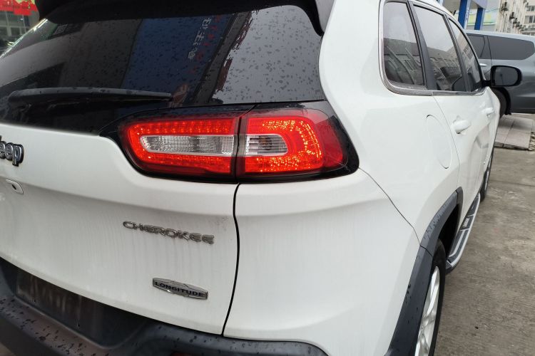 Jeep 自由光 2016款 2.0L 优越版车身外观9