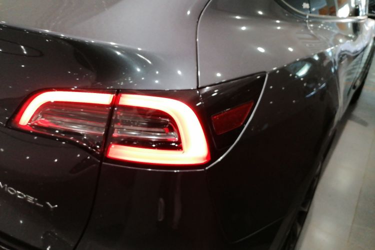 特斯拉 Model Y 2021款 长续航全轮驱动版车身外观9