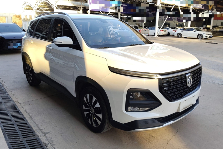 宝骏530 2021款 全球车周年纪念版 1.5T CVT豪华型 7座车身外观3