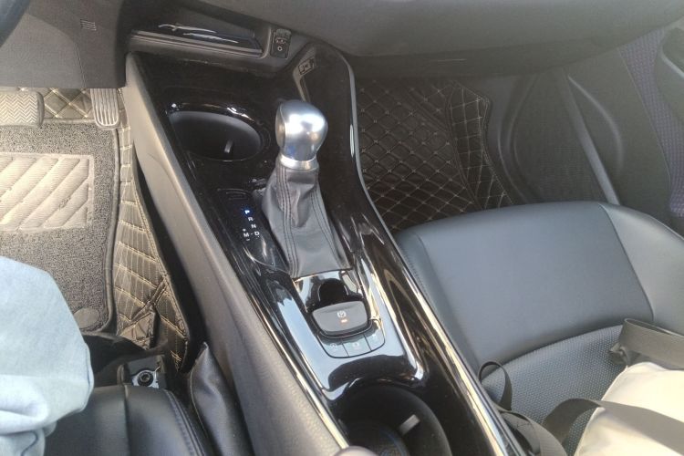 丰田C-HR 2020款 2.0L 豪华版中控内饰18