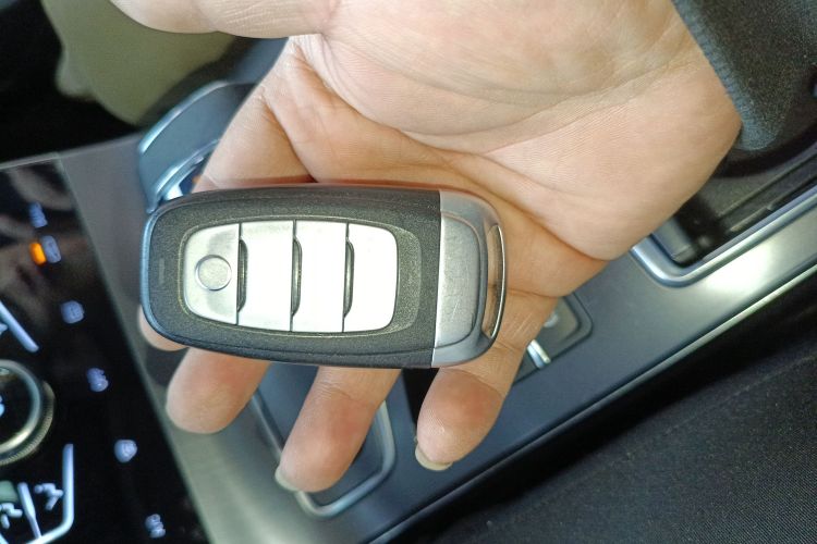 红旗H5 2022款 经典款 改款 1.8T 自动智联旗韵版中控内饰7001