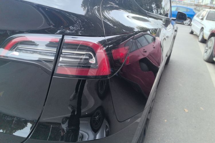 特斯拉 Model Y 2021款 长续航全轮驱动版车身外观9