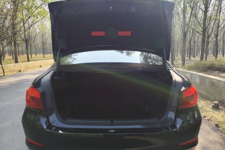 宝马5系新能源 2020款 里程升级版 530Le 豪华套装机舱底盘23