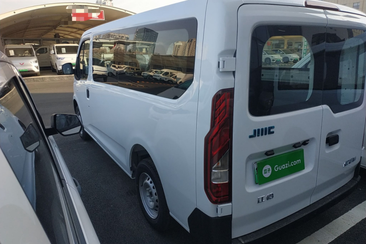 江铃 E福顺 2025款 明窗版 41.86kwh 短轴低顶车身外观4