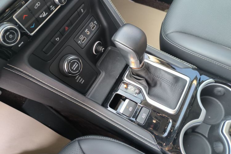 Jeep 指挥官PHEV 2020款 2.0T 插电混动臻享版中控内饰18