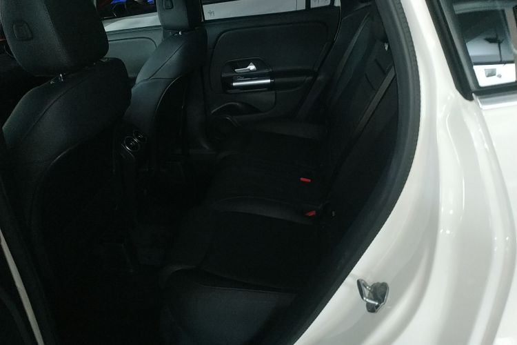 奔驰GLA 2023款 改款 GLA 200中控内饰7004