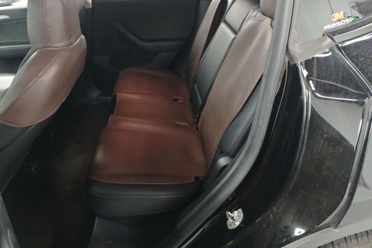 特斯拉 Model Y 2023款 长续航全轮驱动版中控内饰7004