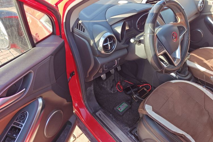 比亚迪 元 2016款 1.5L 手动尊贵型中控内饰20