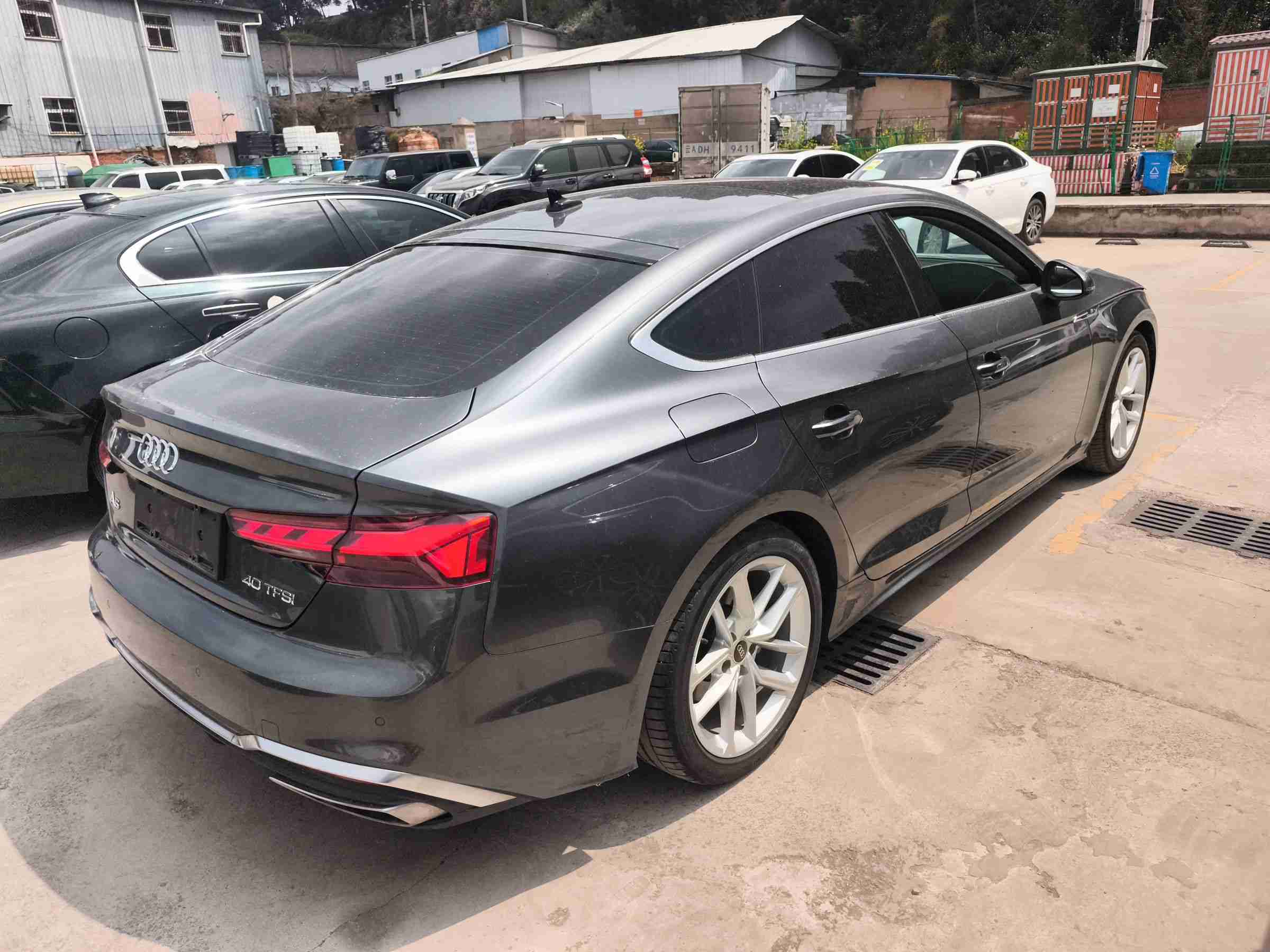 车辆右后45度外观