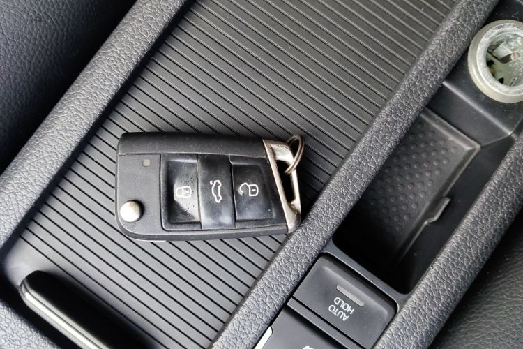 大众 高尔夫 2020款 200TSI DSG舒适进取版中控内饰7001