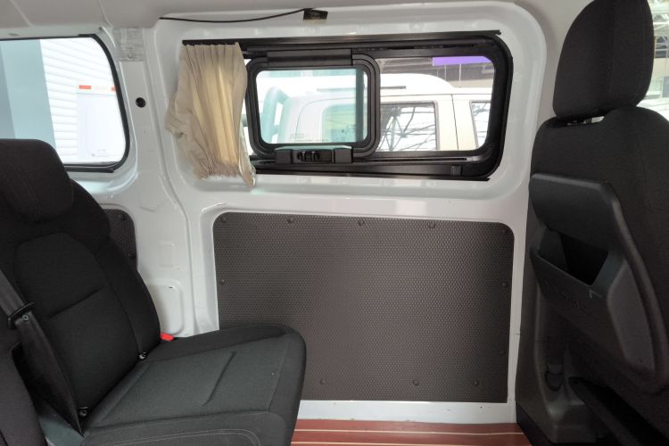 福特 全顺 2023款 2.0T汽油自动多功能商用车中轴低顶5/6座中控内饰49