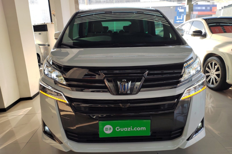 丰田 威尔法 2023款 皇冠 双擎 2.5L HV尊贵版车身外观2