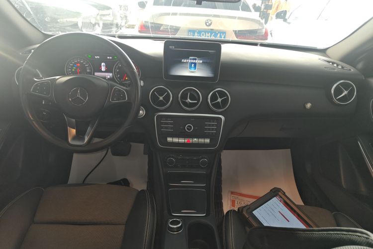 奔驰A级(进口) 2018款 A 200 动感型中控内饰16