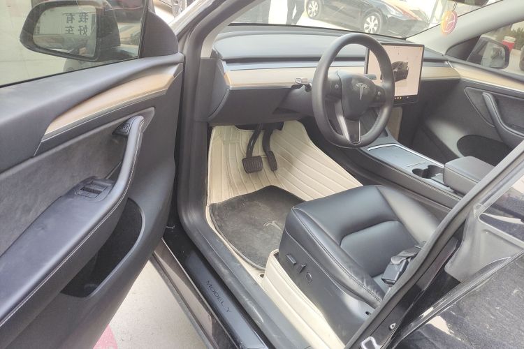 特斯拉 Model Y 2022款 长续航全轮驱动版中控内饰7003