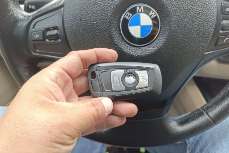 宝马3系 2013款 316i 进取型中控内饰11