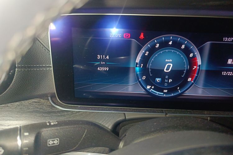 奔驰E级 2018款 改款 E 300 L 运动豪华型中控内饰15