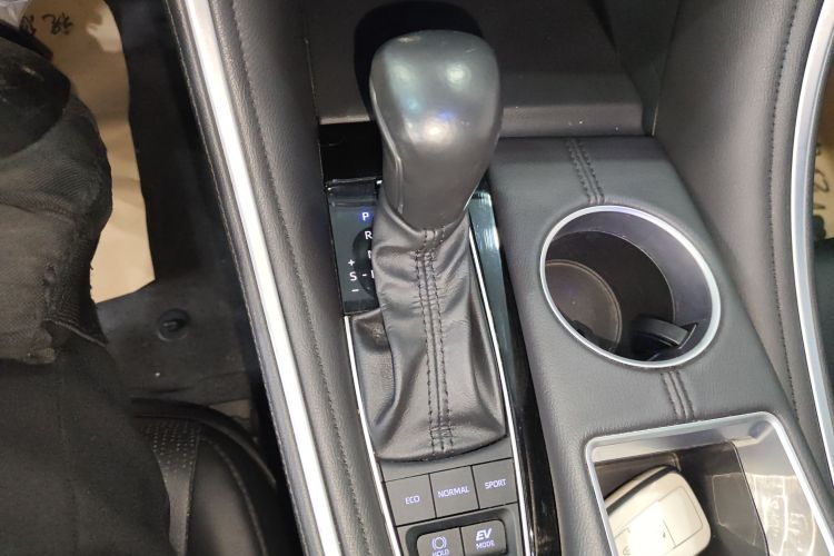 丰田 亚洲龙 2022款 双擎 2.5L XLE尊贵版中控内饰18