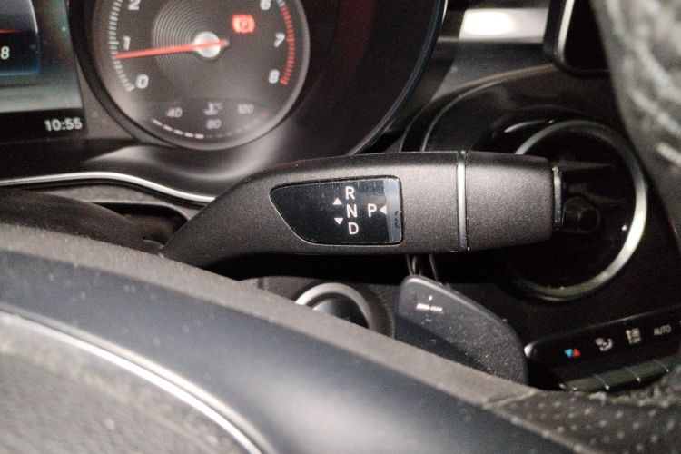 奔驰C级 2018款 C 180 L 时尚型运动版中控内饰18