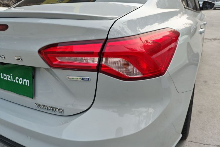 福特 福克斯 2022款 三厢 EcoBoost 180 自动ST Line车身外观9
