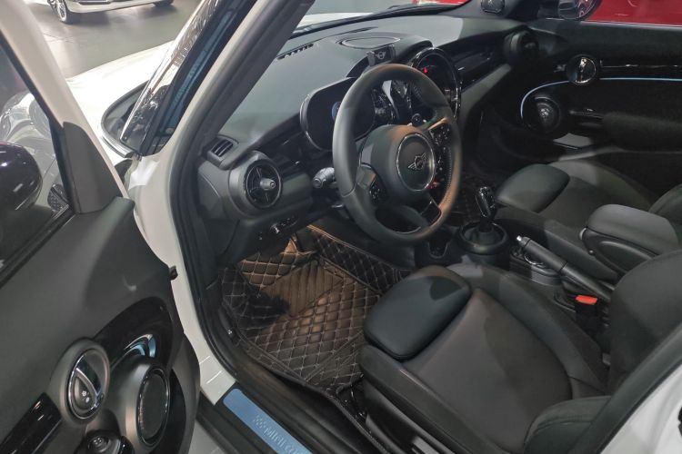 MINI 2023款 改款 2.0T COOPER S 艺术家 五门版中控内饰7003