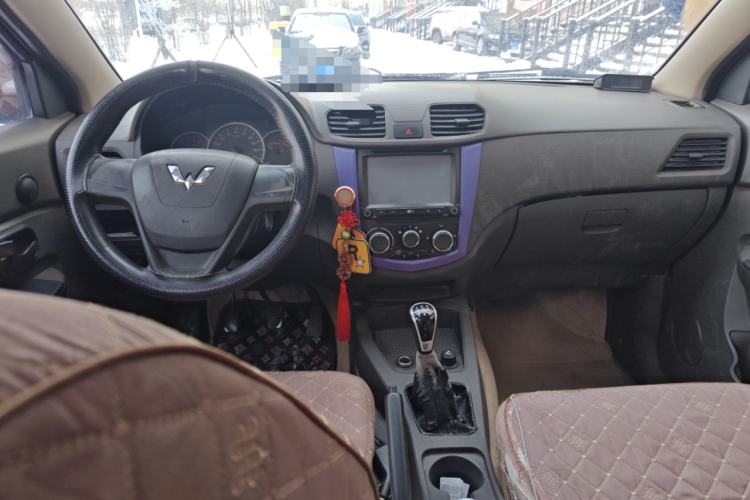 五菱汽车 五菱宏光 2014款 1.5L S标准型中控内饰12