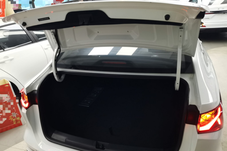 荣威i5 2023款 1.5L CVT豪华版机舱底盘23