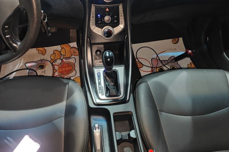 现代 朗动 2015款 1.6L 自动时尚型中控内饰18