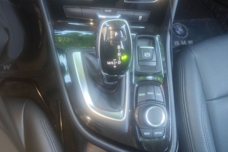 宝马2系多功能旅行车 2019款 220i 领先型局部细节18