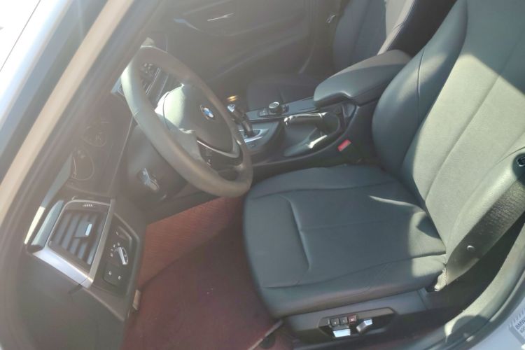 宝马3系 2017款 318i 时尚型中控内饰19