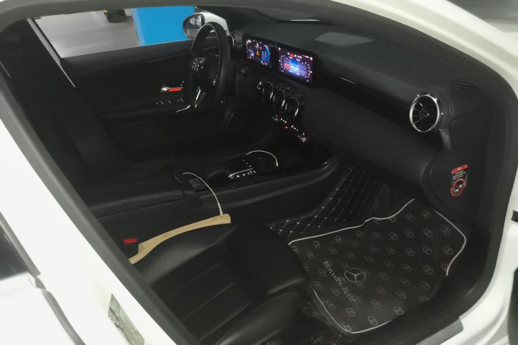 奔驰A级 2021款 A 200 L 运动轿车动感型局部细节9005