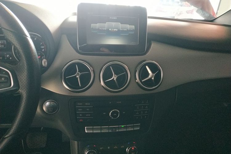 奔驰B级 2015款 B 200 时尚型中控内饰16