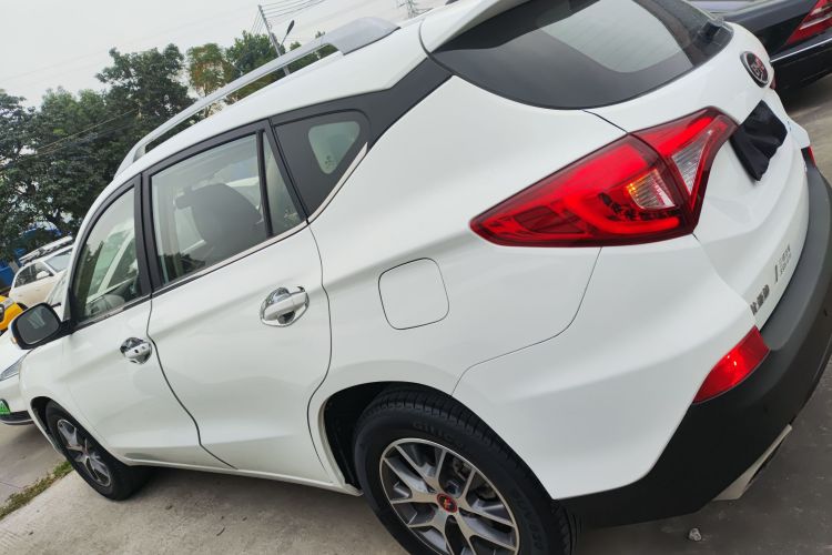 比亚迪 宋 2016款 2.0TID 自动豪华型车身外观4