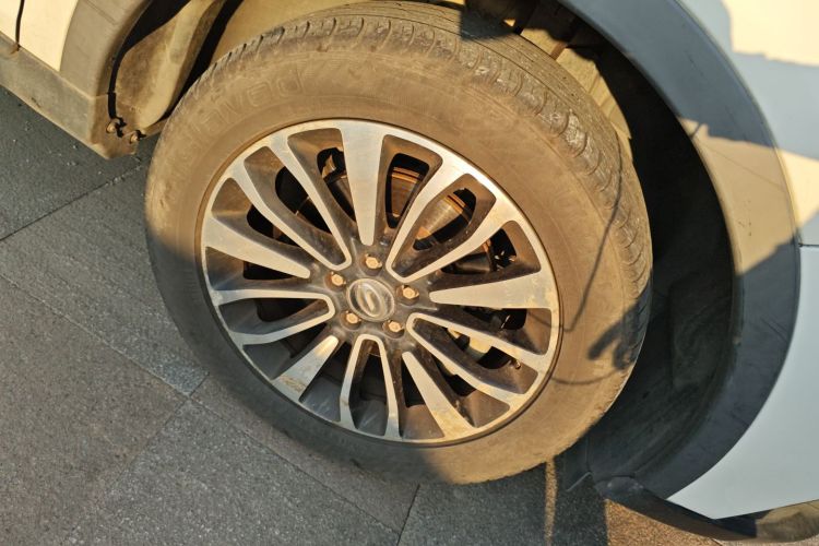 广汽传祺 传祺GS5 Super 2016款 2.0L 自动两驱周年纪念版车身外观10