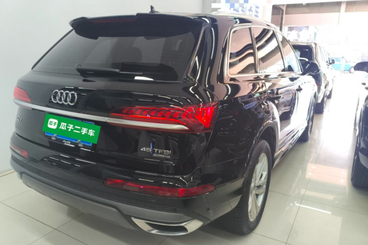奥迪Q7 2023款 45 TFSI quattro S line运动型车身外观7
