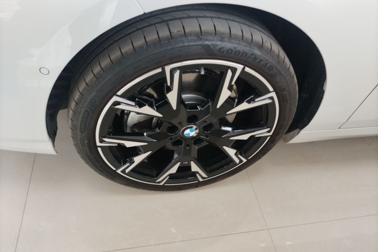 宝马2系 2025款 225L M运动曜夜套装车身外观6001