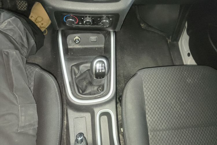 金杯 金海狮M经典 2022款 1.5L 工程狮客车 6座中控内饰18