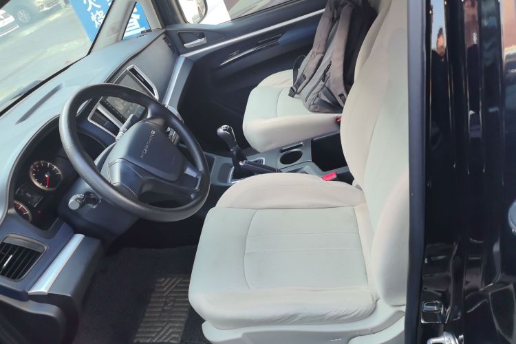 东风风行 菱智 2022款 奋斗款 M5L 1.6L 基本型 7座局部细节19