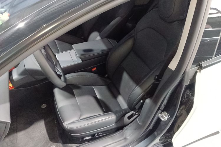 特斯拉 Model 3 2025款 后轮驱动版中控内饰19