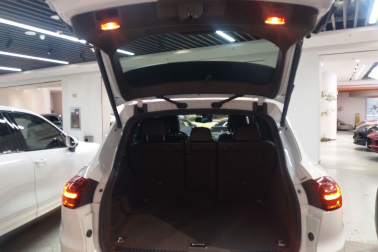 保时捷 2015款 Cayenne 3.0T机舱底盘23