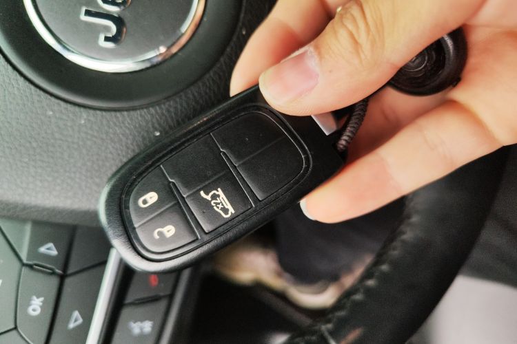 Jeep 大指挥官 2018款 2.0T 四驱尊享导航版 国V中控内饰11