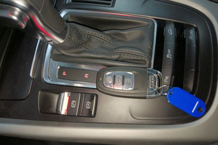 奥迪Q5 2018款 典藏版 40 TFSI 进取型中控内饰11