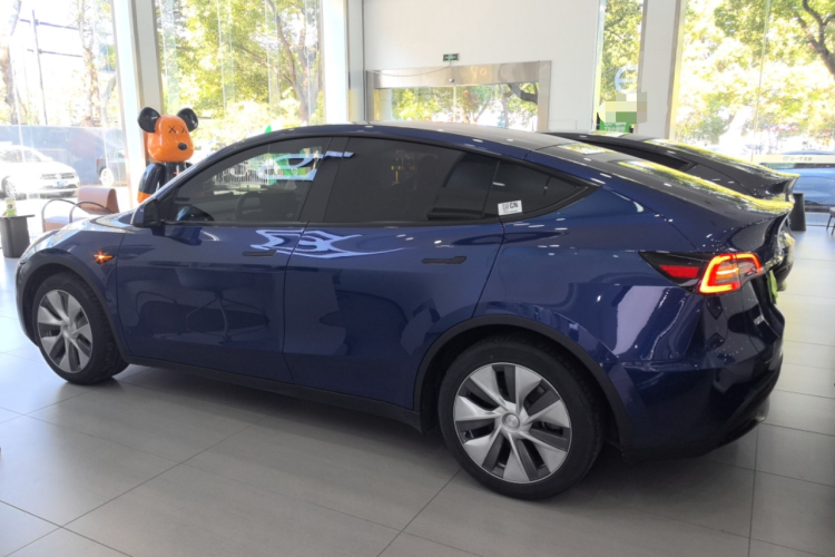 特斯拉 Model Y 2021款 标准续航后驱版车身外观4