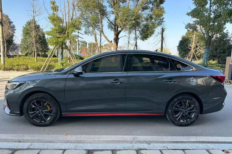 长安 逸动 2022款 PLUS 蓝鲸NE 1.4T GDI DCT尊贵版车身外观4