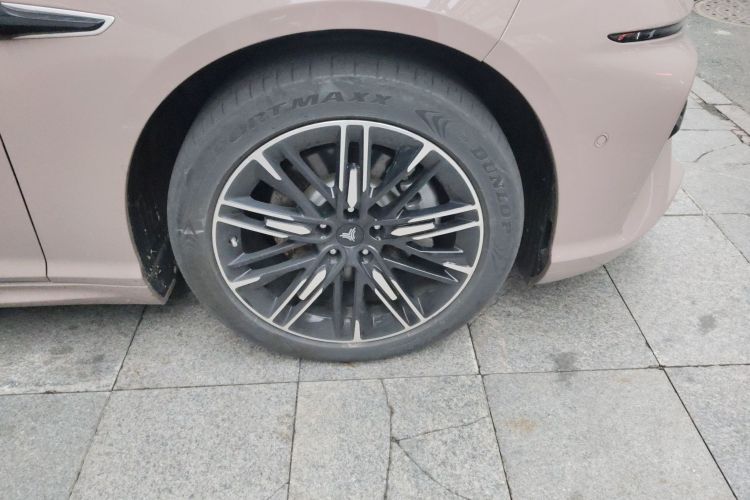 哪吒汽车 哪吒S 2022款 增程版 1160km 后驱中版车身外观10