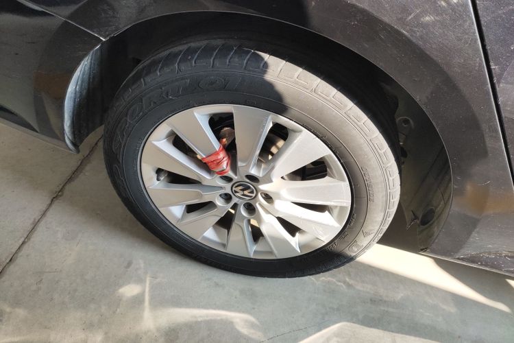 大众 朗逸 2013款 改款经典 1.6L 自动舒适版车身外观6008