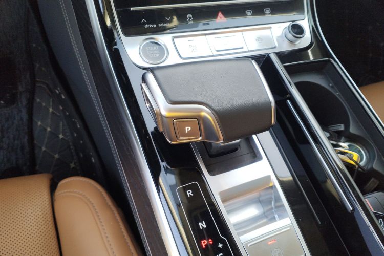 奥迪A8 2024款 A8L 50 TFSI quattro 臻选型中控内饰18