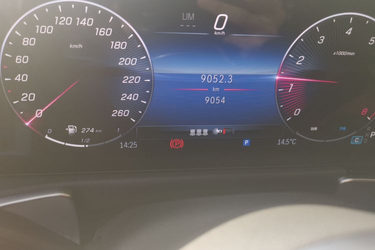 奔驰GLB 2025款 GLB 220 动感型中控内饰15